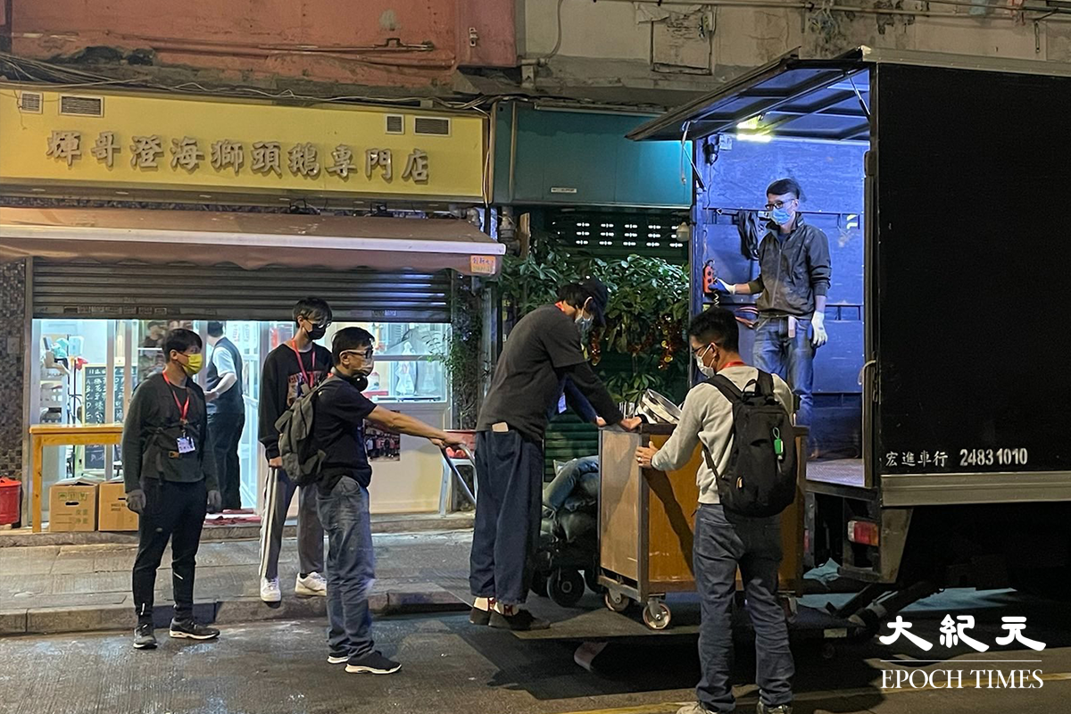 晚上8時35分，警方在觀塘崇仁街15至31號安順大廈外拉起封鎖線，將該區指列為受限區域。（卓相如／大紀元）