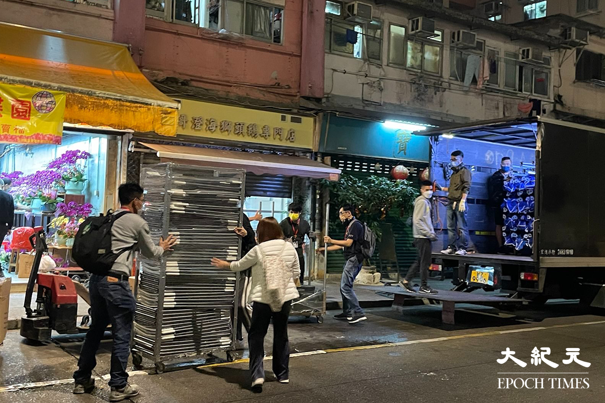 晚上8時35分，警方在觀塘崇仁街15至31號安順大廈外拉起封鎖線，將該區指列為受限區域。（卓相如／大紀元）