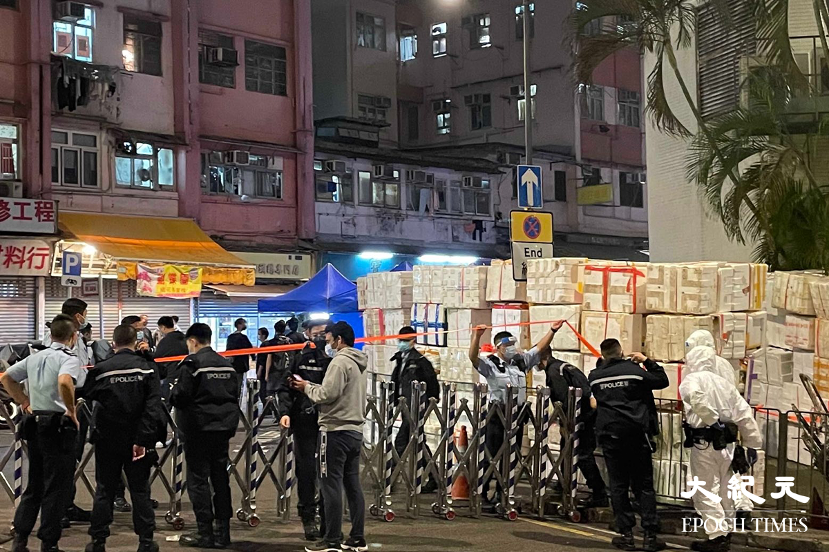 政府晚上9時30分刊登憲報，將觀塘崇仁街15至31號安順大廈指列為受限區域。隨即大批機動部隊成員進駐該範圍。（卓相如／大紀元）