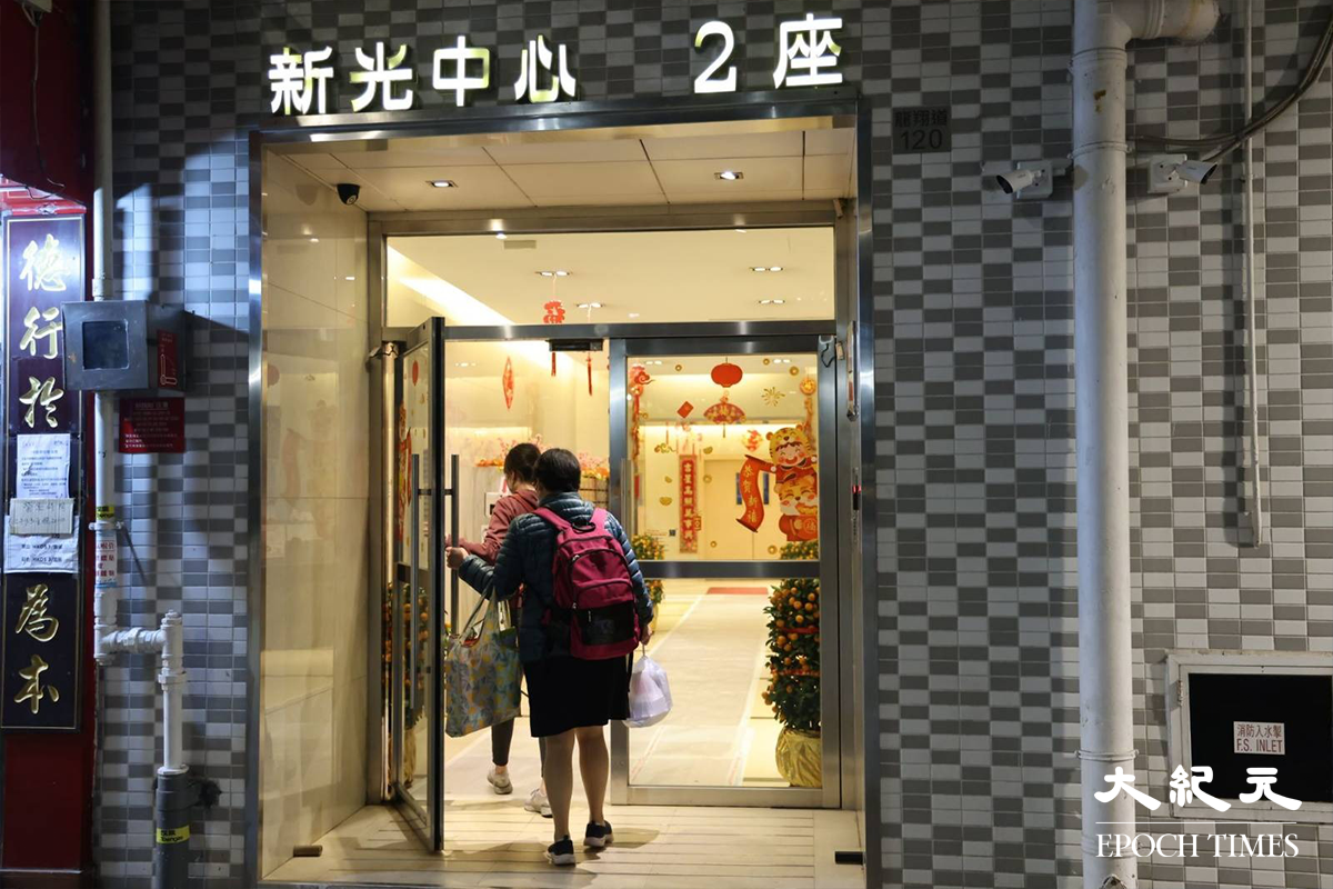 政府晚上10時刊登憲報，將黃大仙龍翔道120號新光中心，第一座及第二座指列為受限區域。大批工作人員抵達新光中心。（李辰／大紀元）