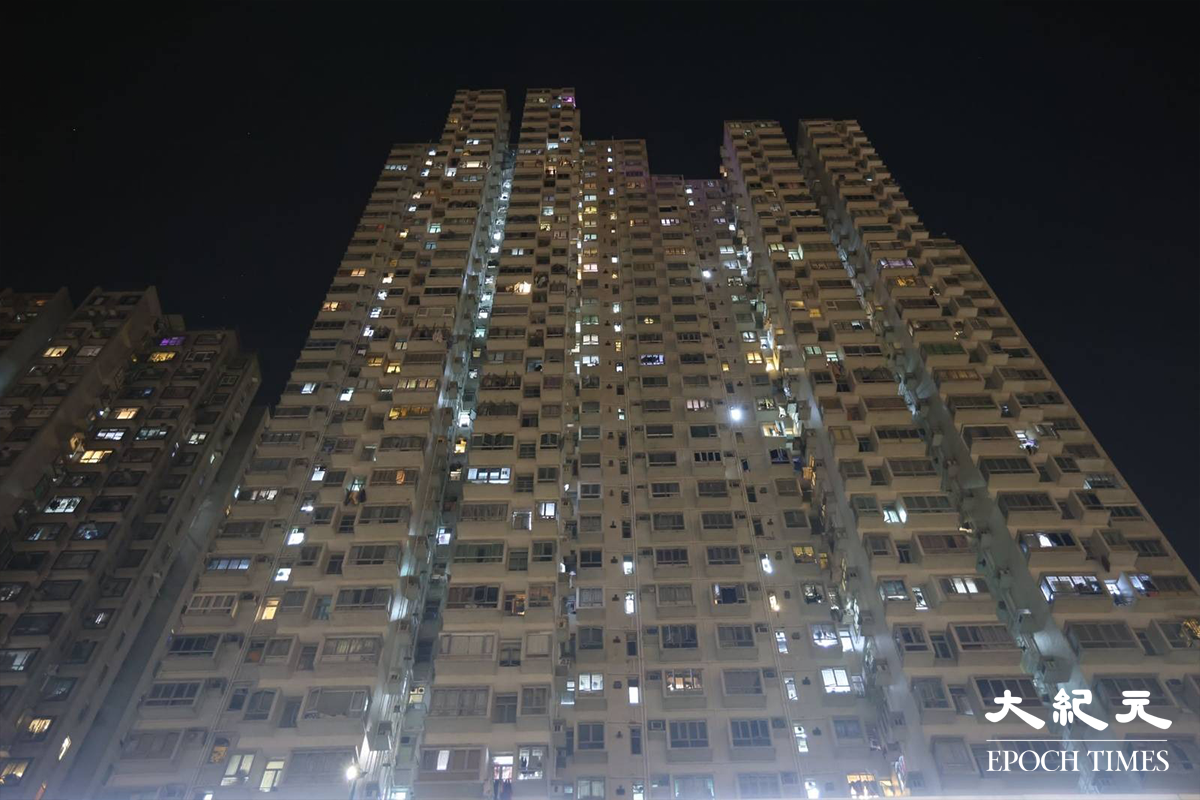 政府晚上10時刊登憲報，將黃大仙龍翔道120號新光中心，第一座及第二座指列為受限區域。大批工作人員抵達新光中心。（李辰／大紀元）
