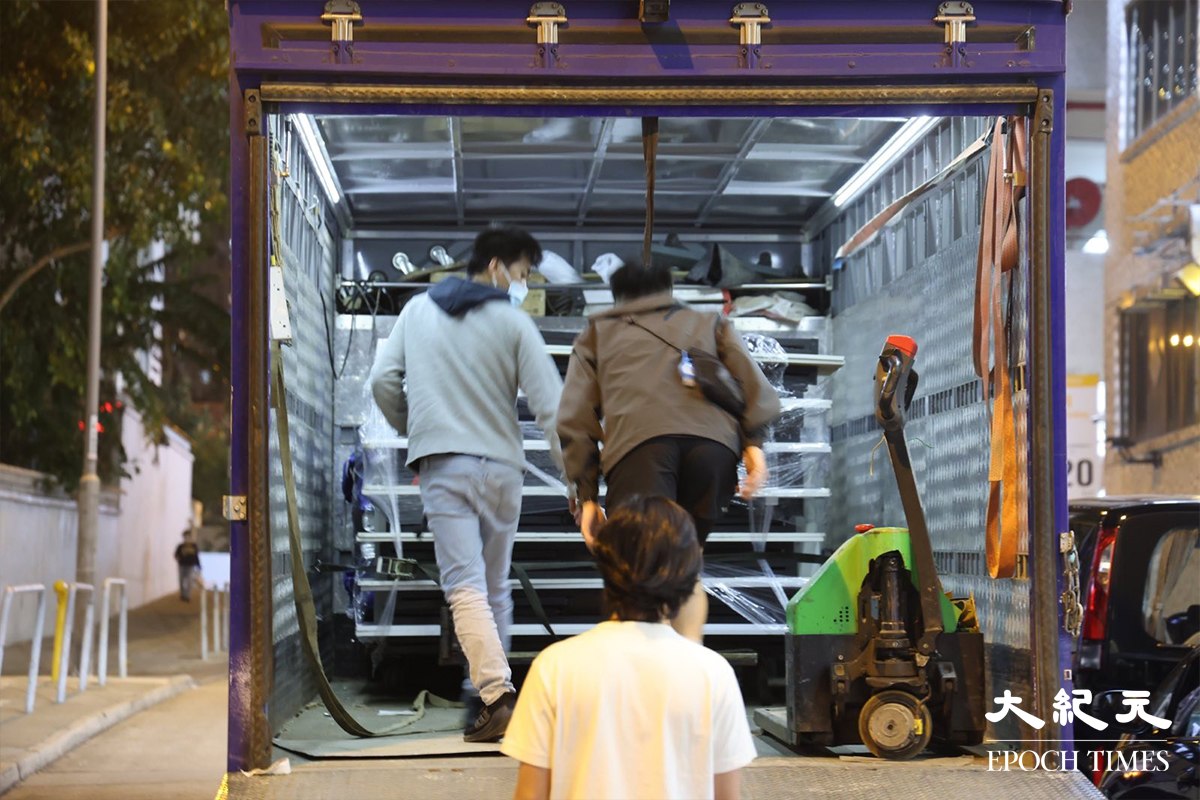 政府晚上10時刊登憲報，將黃大仙龍翔道120號新光中心，第一座及第二座指列為受限區域。期間，有外判清潔商在街道消毒；另外，保安員亦在大廈出入口位置貼上相關告示。（李辰／大紀元）