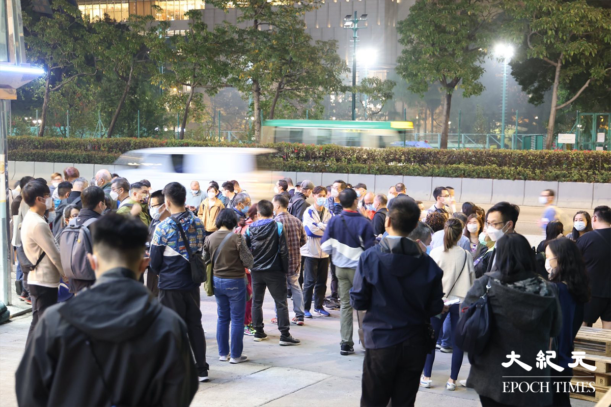 政府晚上10時刊登憲報，將黃大仙龍翔道120號新光中心，第一座及第二座指列為受限區域。期間，有外判清潔商在街道消毒；另外，保安員亦在大廈出入口位置貼上相關告示。（李辰／大紀元）