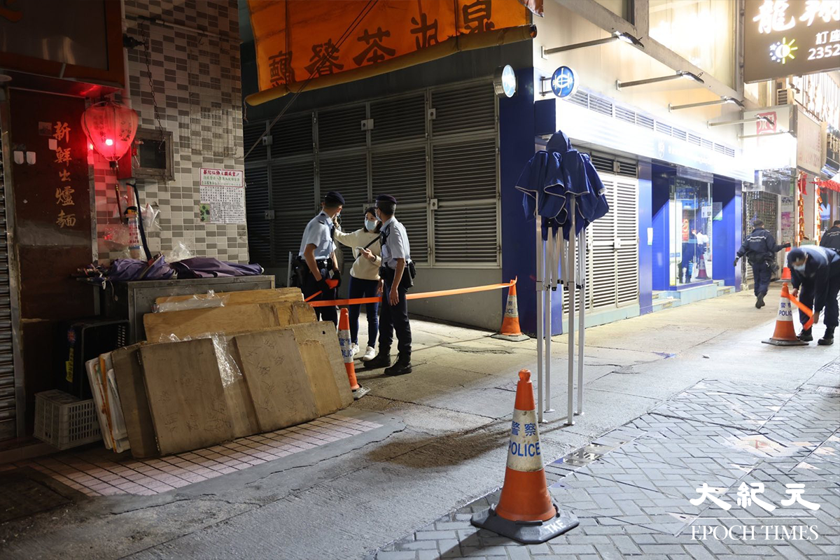 政府晚上10時刊登憲報，將黃大仙龍翔道120號新光中心，第一座及第二座指列為受限區域。期間，有外判清潔商在街道消毒；另外，保安員亦在大廈出入口位置貼上相關告示。（李辰／大紀元）