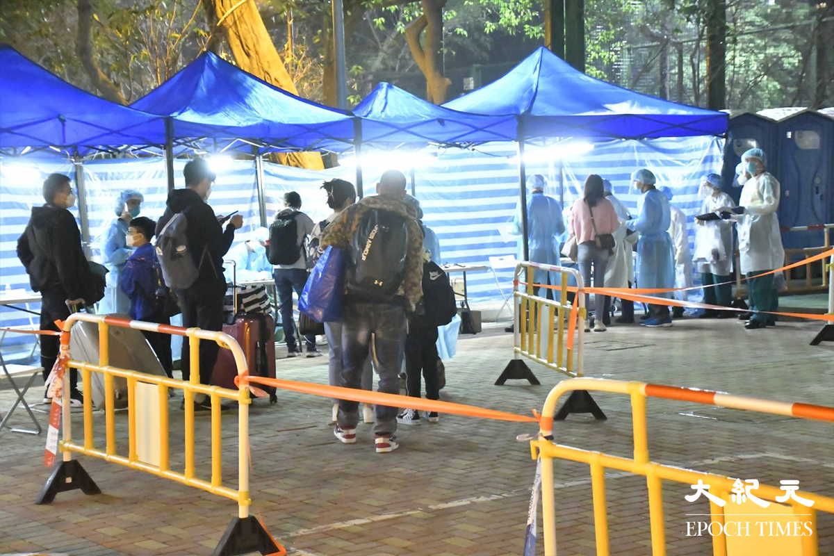 晚上約11時，陸續有葵涌邨雅葵樓居民攜帶行李，到地面登記處登記之後撤離。（麥碧／大紀元）