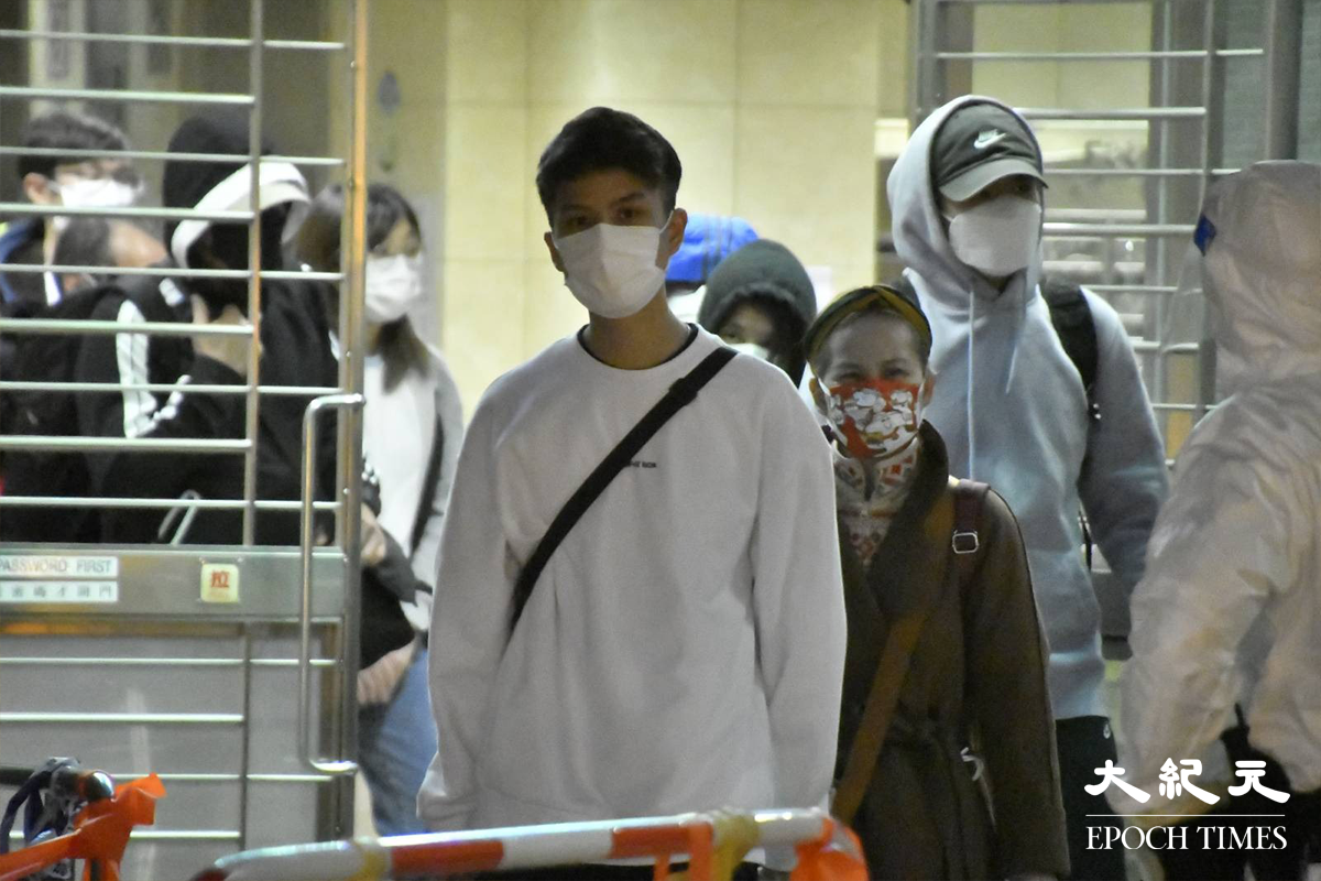 晚上約11時，陸續有葵涌邨雅葵樓居民攜帶行李，到地面登記處登記之後撤離。（麥碧／大紀元）