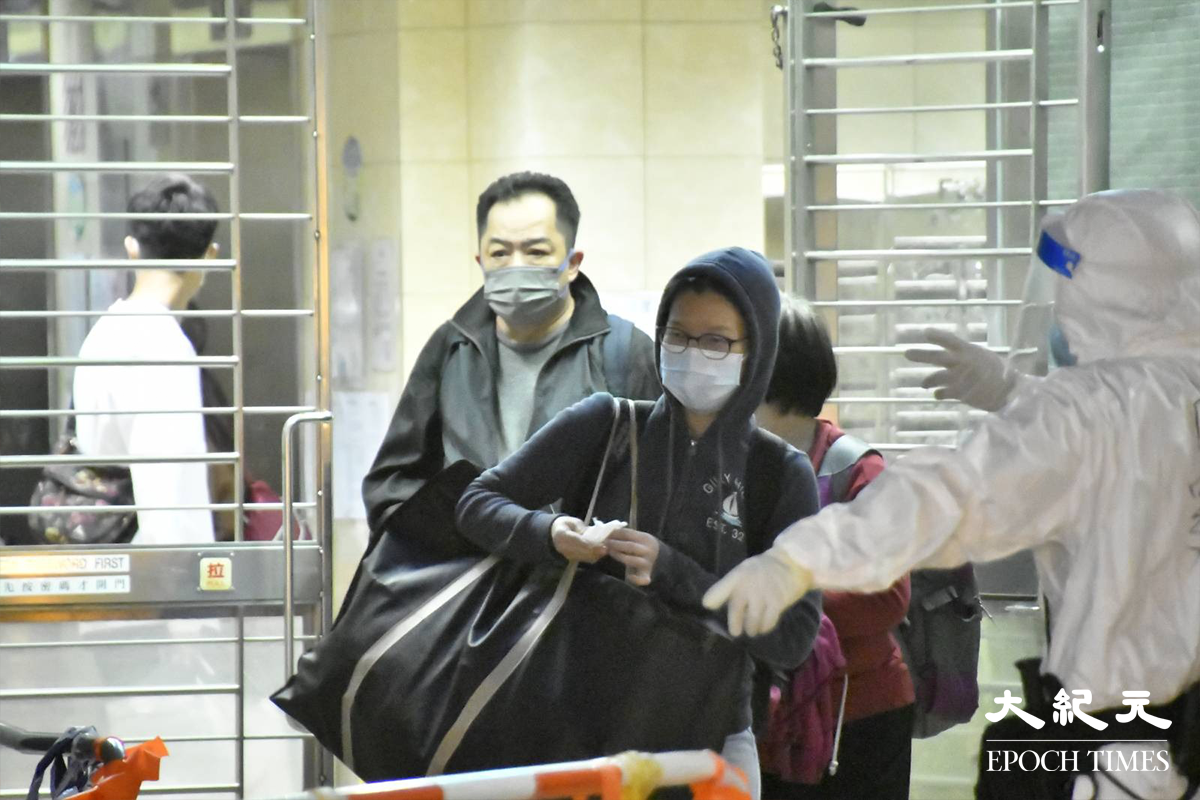 晚上約11時，陸續有葵涌邨雅葵樓居民攜帶行李，到地面登記處登記之後撤離。（麥碧／大紀元）