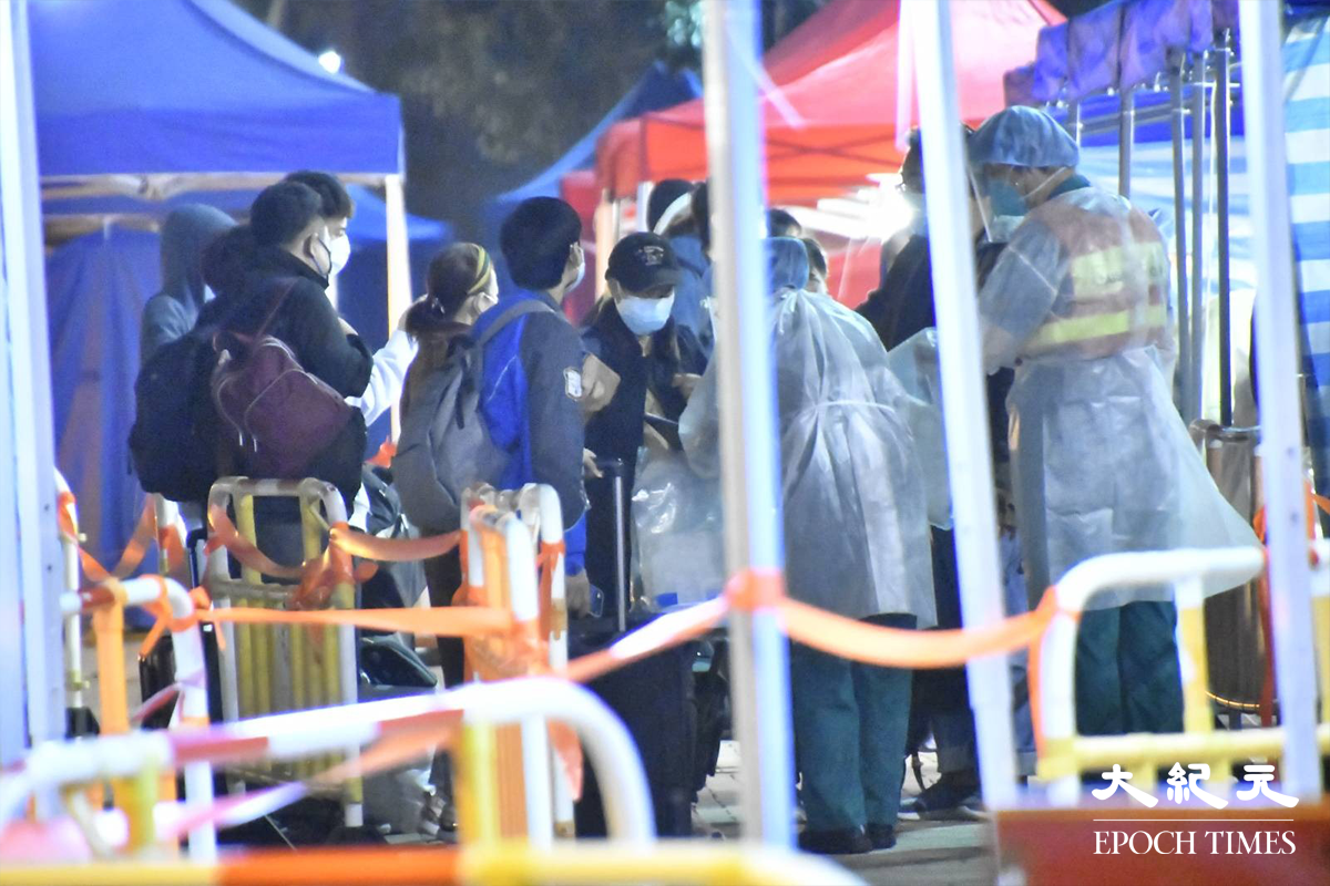 晚上約11時，陸續有葵涌邨雅葵樓居民攜帶行李，到地面登記處登記之後撤離。（麥碧／大紀元）