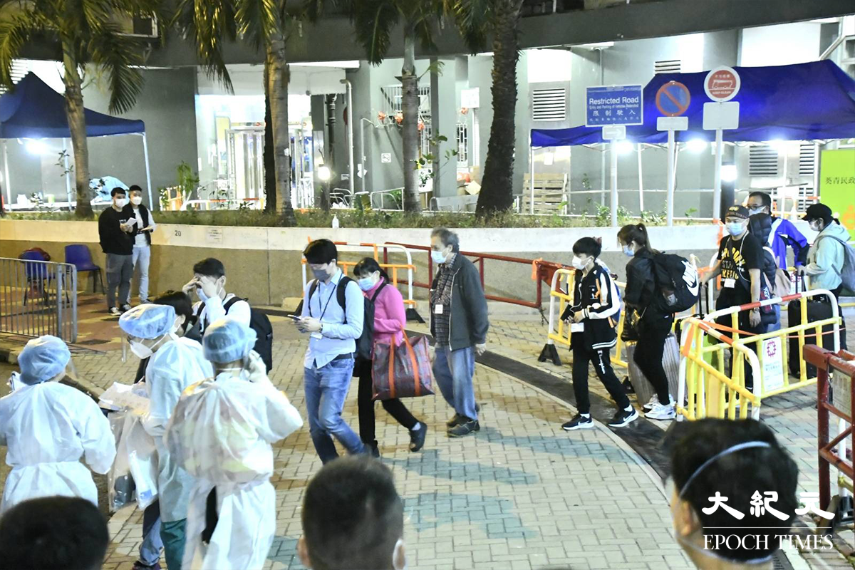 晚上11時45分，葵涌邨雅葵樓居民撤離現場。（麥碧／大紀元）