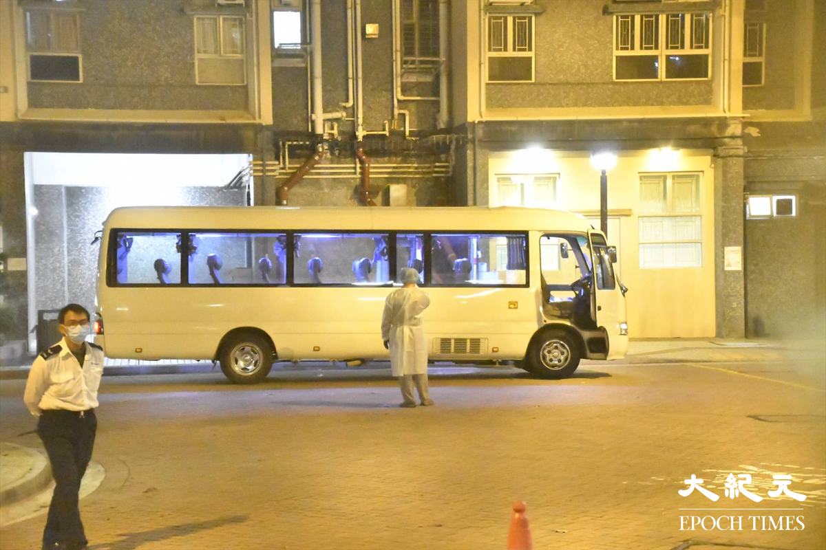 由衛生署安排撤離葵馥苑居民的小巴，於今日(28日)凌晨零時，抵達葵馥苑停車場內。（麥碧／大紀元）