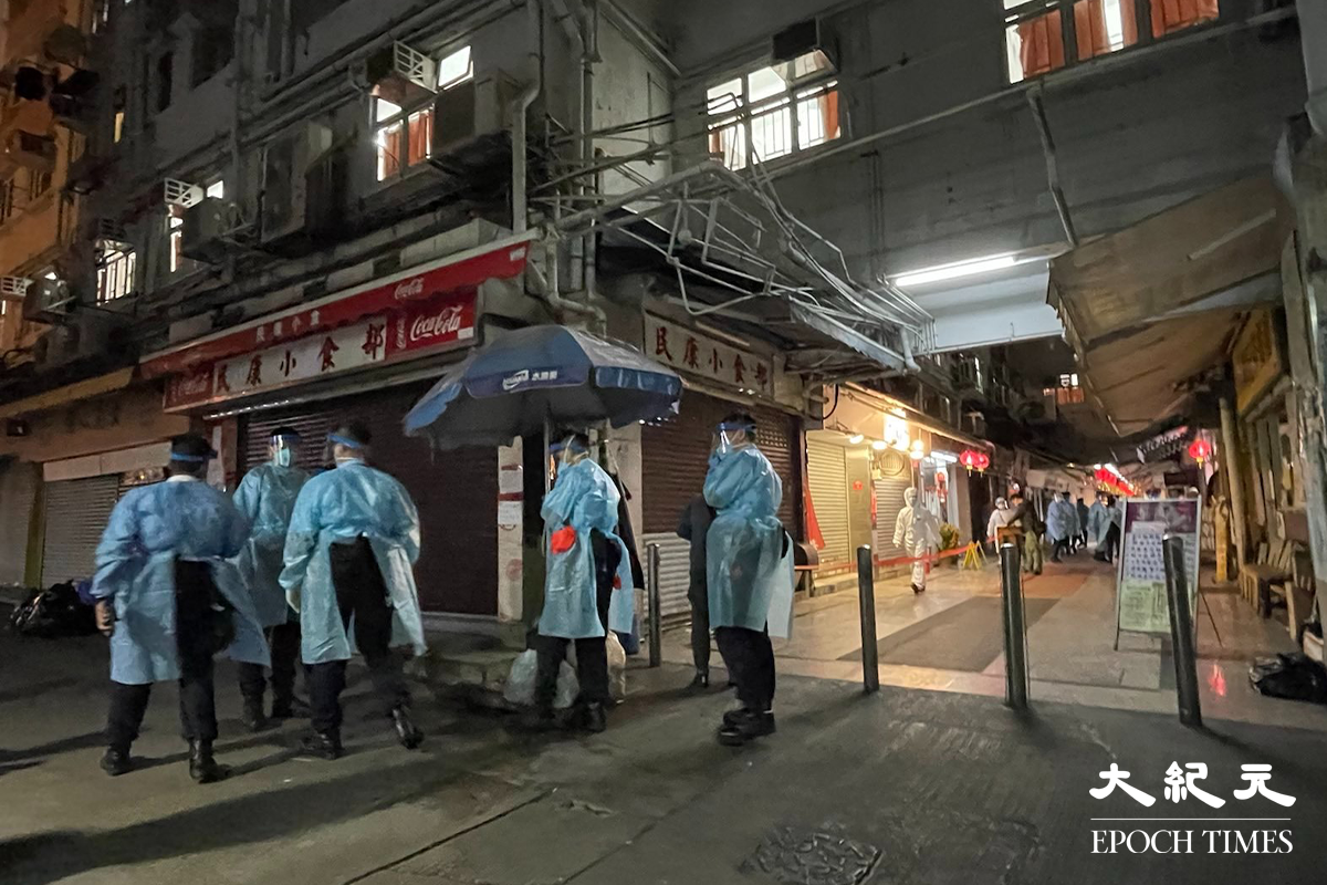 晚上7時35分，大批工作人員運送物資道隆基大樓D座大廈外。（卓相如／大紀元）