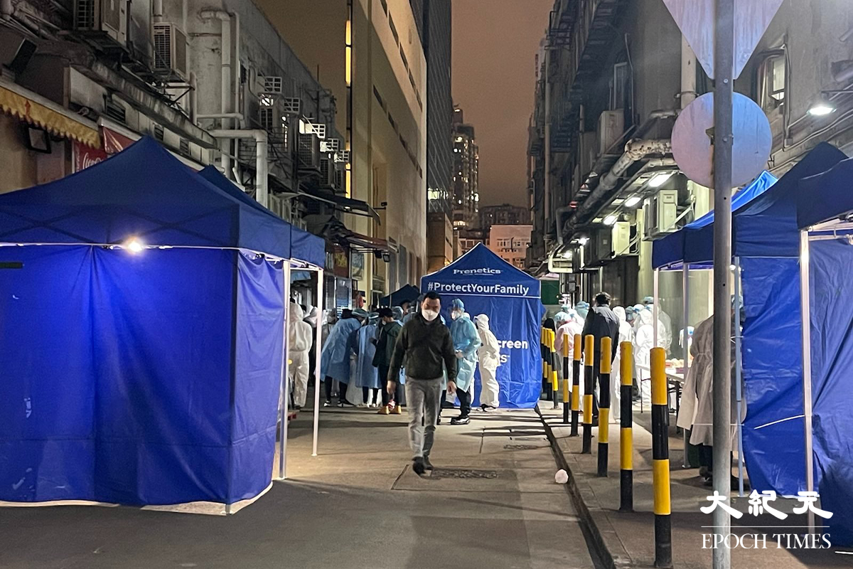 晚上7時30分政府刊登憲報，圍封紅磡馬頭圍道隆基大樓，將該處指列為受限區域後，隆基大樓外的一條私家路，已搭建多個帳篷。（卓相如／大紀元）