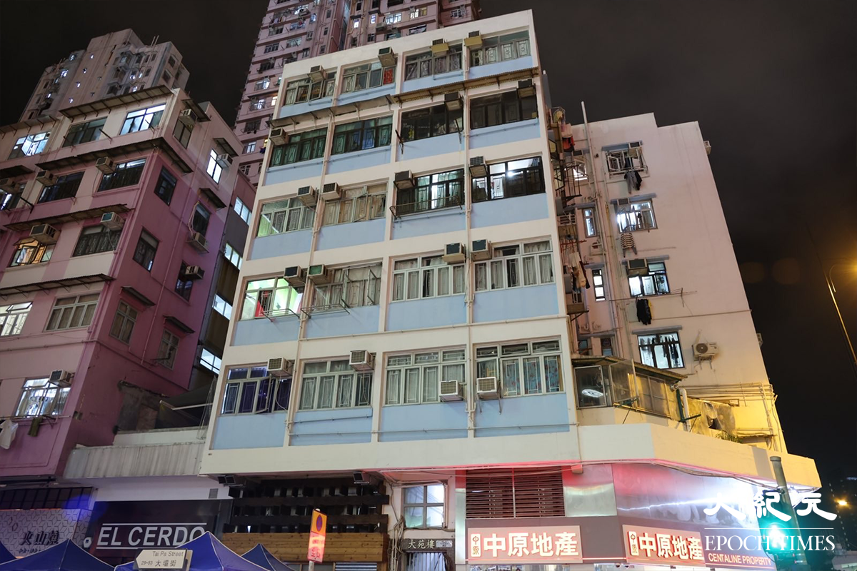 政府晚上8時33分刊登憲報，將荃灣大壩街77-83號大苑樓圍封強檢。（李辰／大紀元）