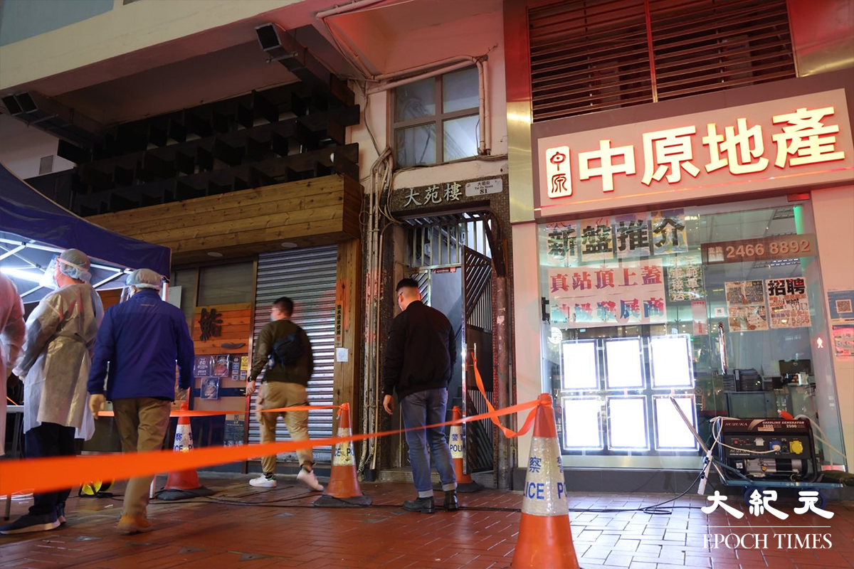 政府晚上8時33分刊登憲報，將荃灣大壩街77-83號大苑樓圍封強檢。（李辰／大紀元）