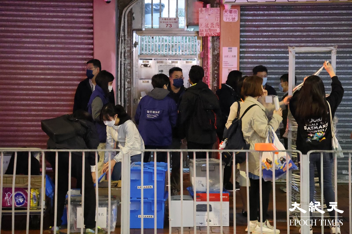 政府晚上8時33分刊登憲報，將荃灣大壩街77-83號大苑樓圍封強檢。（李辰／大紀元）