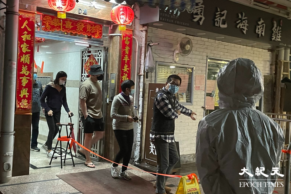 晚上9時，紅磡隆基大樓的居民開始到，地下檢測站接受檢測。（卓相如／大紀元）