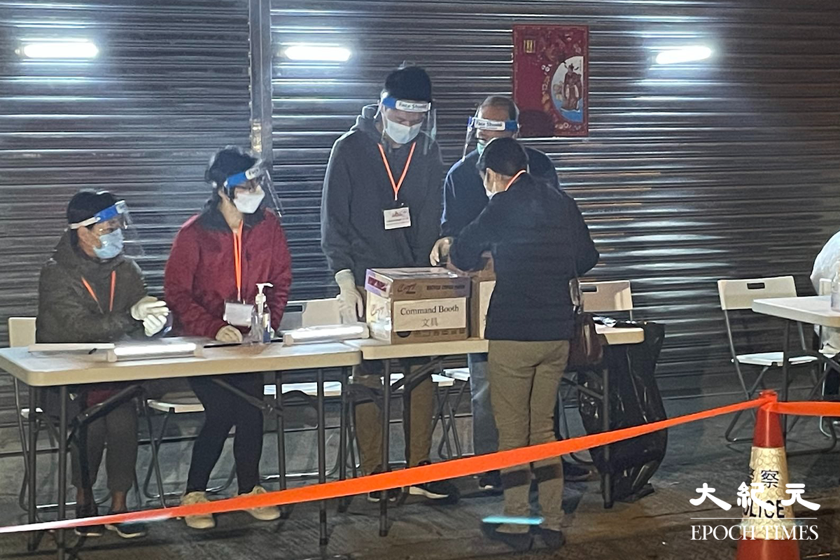 政府於晚上8時刊登憲報，將土瓜灣燕安街18號、20號及駿發街17、19號指列為受限區域。臨時登記處亦設於該大廈外。（卓相如／大紀元）