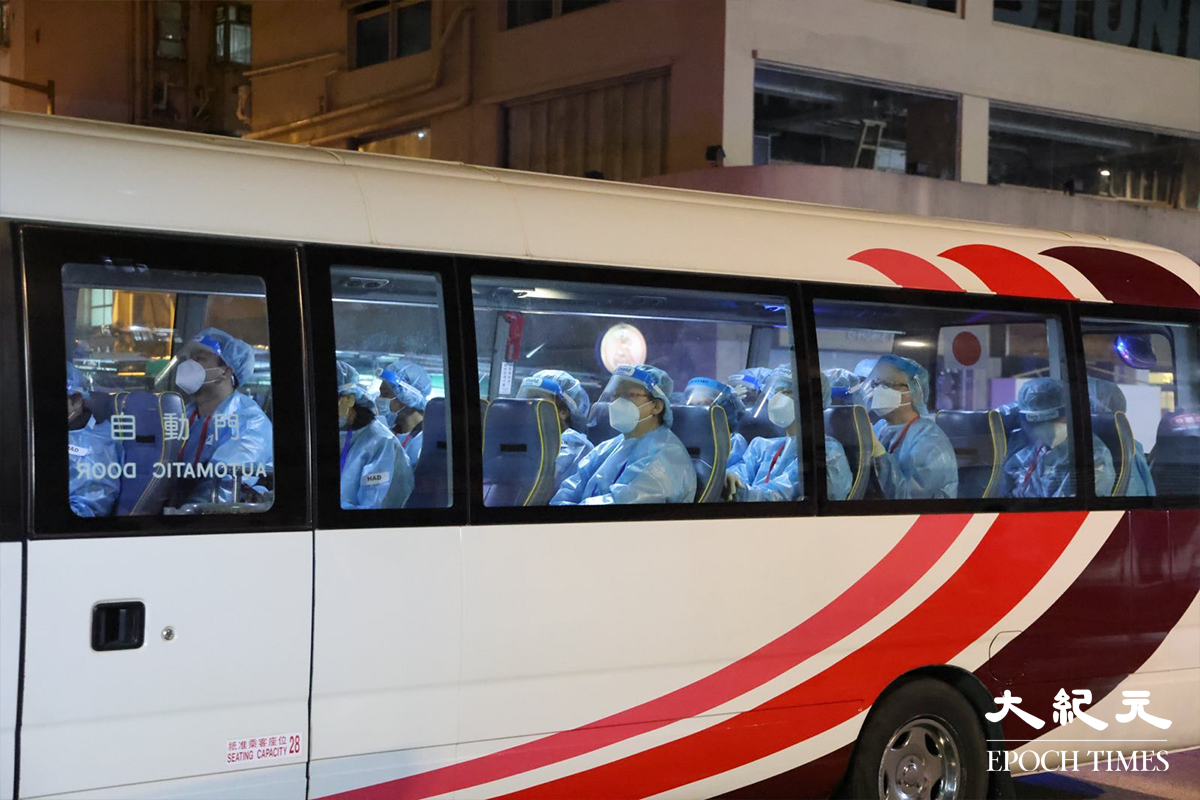 晚上7時 ，負責運送物資的貨車，抵達旺角康樂街。（李辰／大紀元）