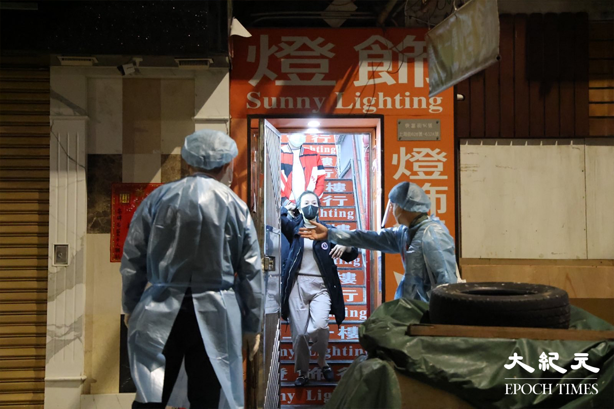 旺角快富街康樂街現場，政府圍封強檢的大廈居民，被安排到地面檢測站接受檢測。（李辰／大紀元）