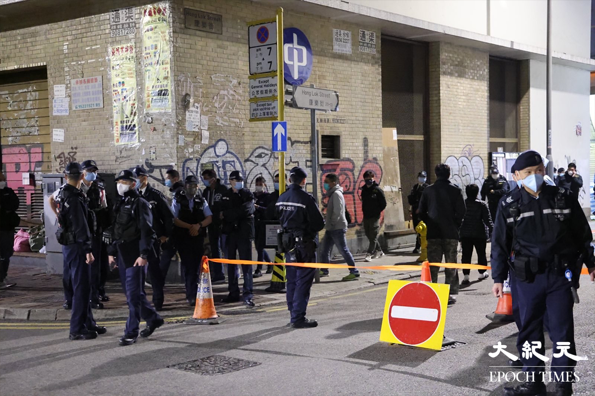 旺角快富街康樂街現場，政府圍封強檢的大廈居民，被安排到地面檢測站接受檢測。（李辰／大紀元）