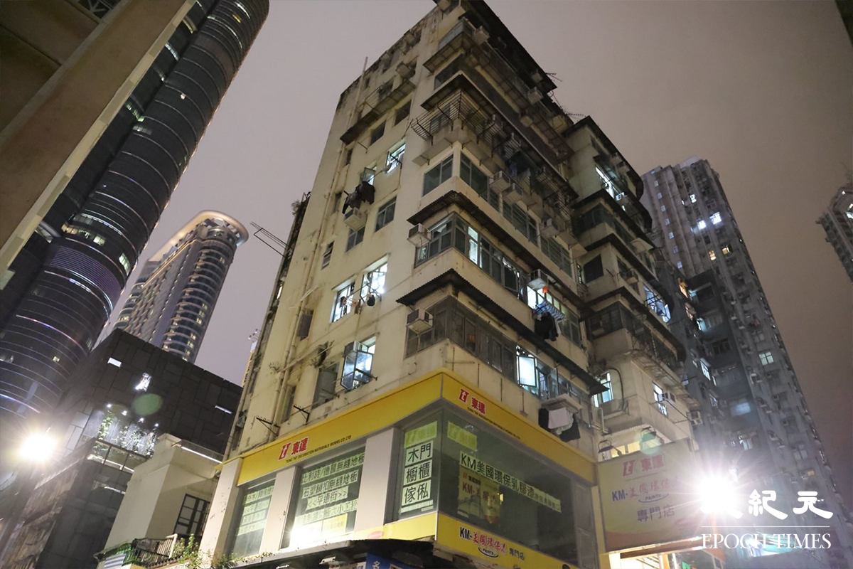 旺角快富街康樂街現場，政府圍封強檢的大廈居民，被安排到地面檢測站接受檢測。（李辰／大紀元）