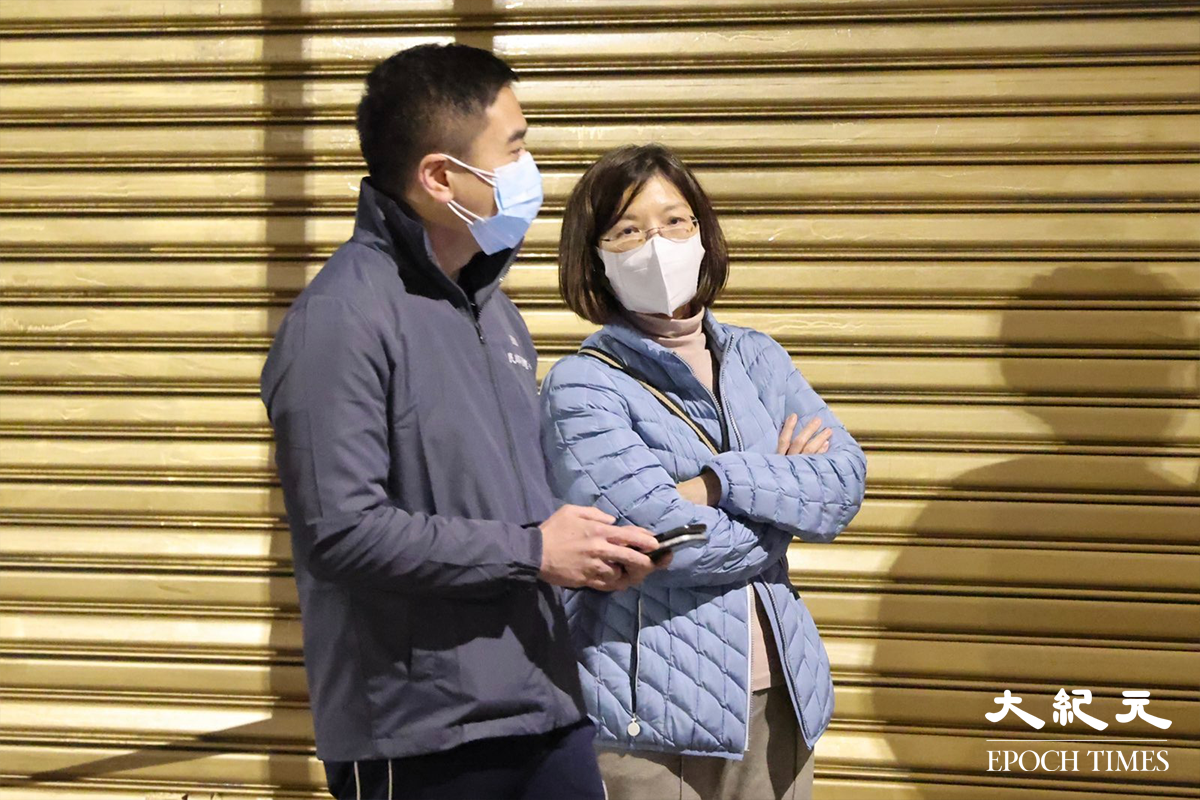 晚上8時30分，環境局常任秘書長兼環境保護署署長謝小華，抵達旺角快富街康樂街現場視察。（李辰／大紀元）
