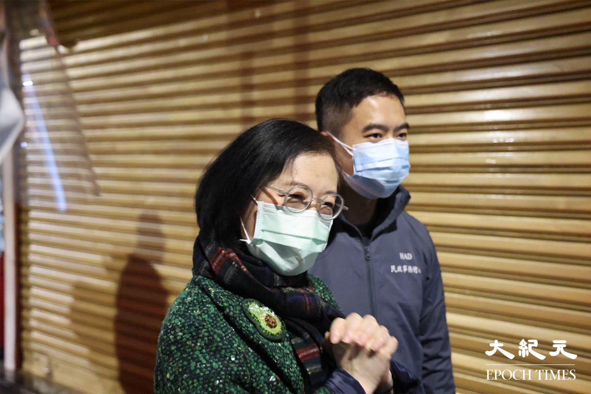 晚上8時33分，食物及衞生局局長陳肇始，抵達旺角現場視察。（李辰／大紀元）