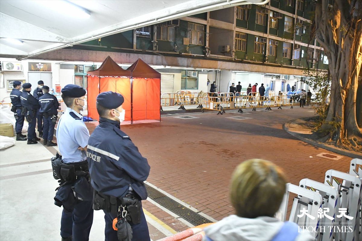 政府晚上8時15分刊登憲報，將大坑東邨東滿樓再次指列為受限區域，整座東滿樓已被橙帶圍封。（麥碧／大紀元）
