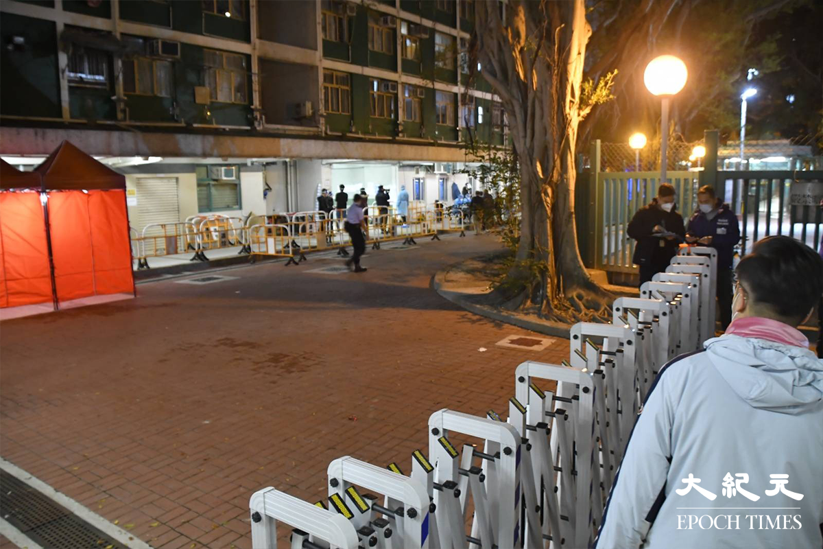 政府晚上8時15分刊登憲報，將大坑東邨東滿樓再次指列為受限區域，整座東滿樓已被橙帶圍封。（麥碧／大紀元）