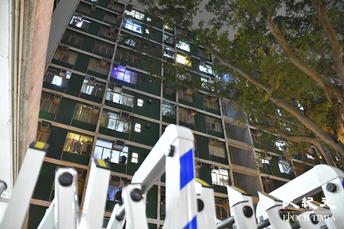 政府晚上8時15分刊登憲報，將大坑東邨東滿樓再次指列為受限區域，整座東滿樓已被橙帶圍封。（麥碧／大紀元）
