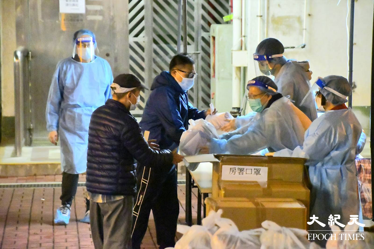 已完成檢測的居民，會被安排前往設於東滿樓旁的物資站，領取物之後返回家中。（麥碧／大紀元）