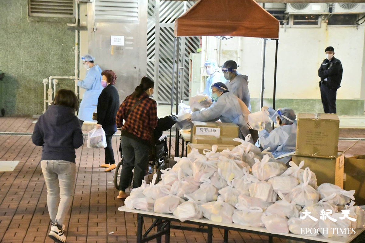 已完成檢測的居民，會被安排前往設於東滿樓旁的物資站，領取物之後返回家中。（麥碧／大紀元）