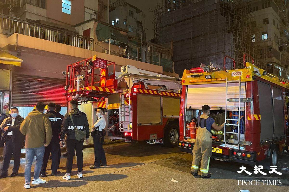 大年初一晚上11時32分，油麻地廟街29至35號一間食肆冒煙起火，期間曾傳出多次爆炸聲。消防接報後迅速趕抵現場並將火救熄。事故中幸無人受傷。（卓相如／大紀元）