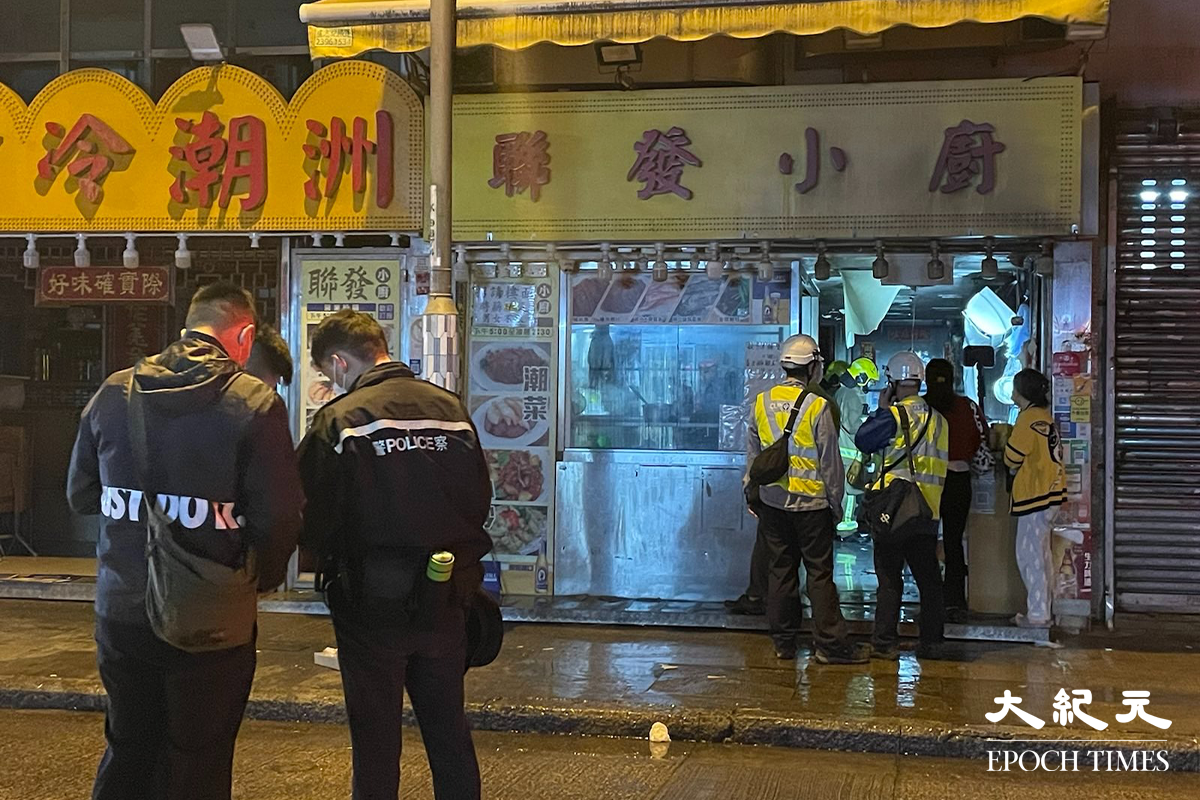 消防將火救熄後，電力公司曾派員到場視察供電系統。（卓相如／大紀元）