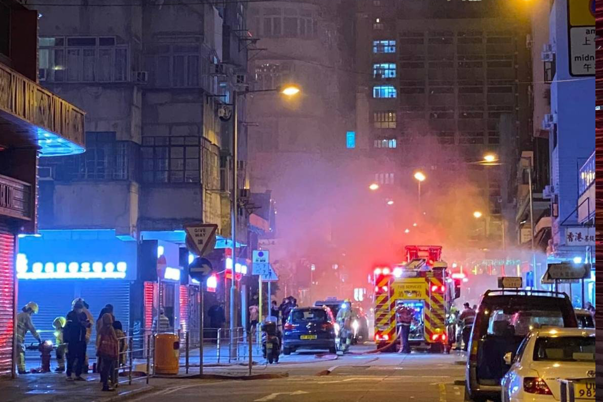 火警發生時，大量濃煙由涉事食肆內冒出。（香港突發報料區）