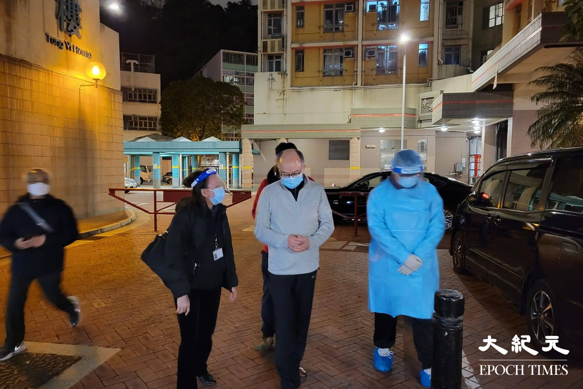 運輸及房屋局局長陳帆，於晚上約9時30分抵達大坑東邨封區現場視察，逗留約20分鐘後離開。（李辰／大紀元）