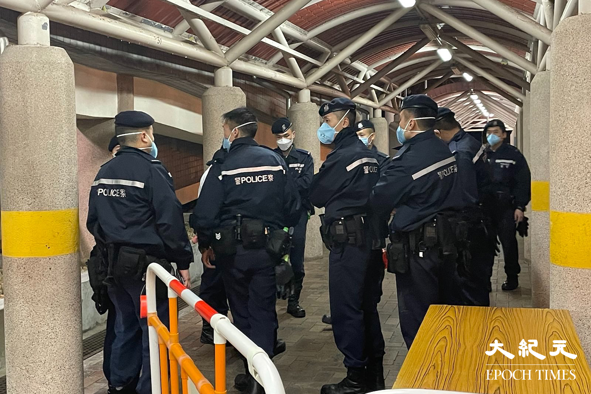 傍晚，石蔭東邨1座蔭裕樓外，已經有大批警員戒備。（卓相如／大紀元）