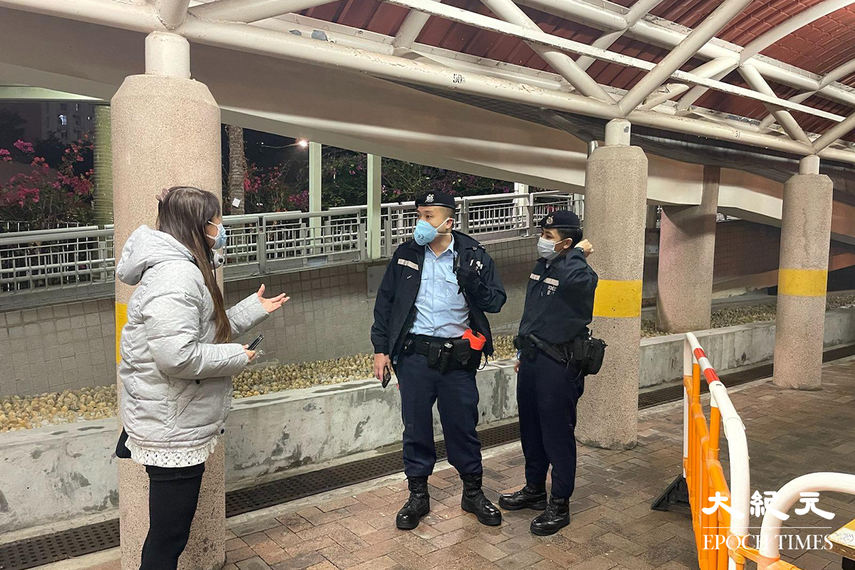 傍晚，石蔭東邨1座蔭裕樓外，已經有大批警員戒備。（卓相如／大紀元）