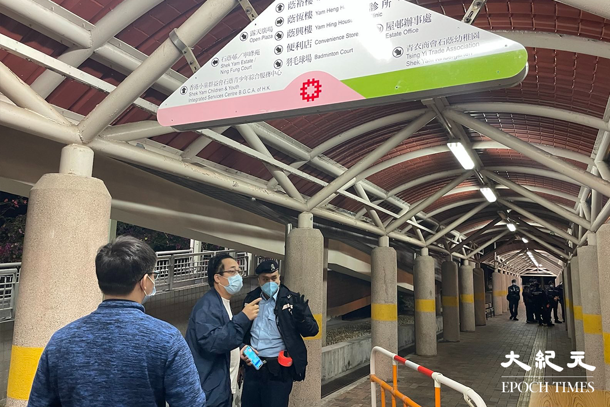 傍晚，石蔭東邨1座蔭裕樓外，已經有大批警員戒備。（卓相如／大紀元）