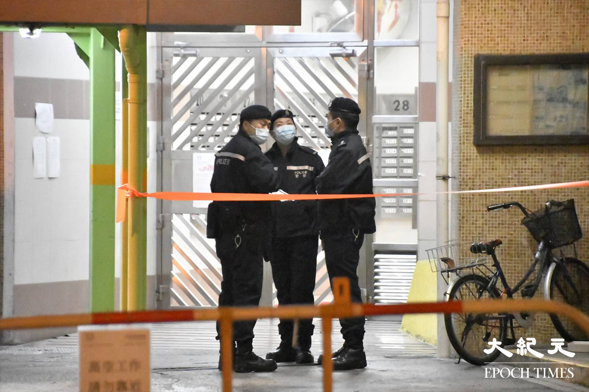 晚上，翠和樓閣主要出入口，均有警員駐守。（麥碧／大紀元）