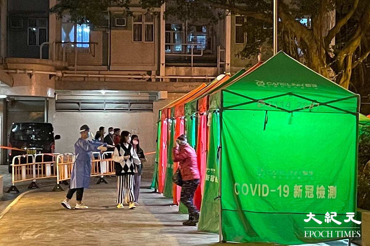 晚上近9時，石蔭東邨1座蔭裕樓對開停泊有流動檢測車，居民亦陸續到檢測站接受檢測。（卓相如／大紀元）