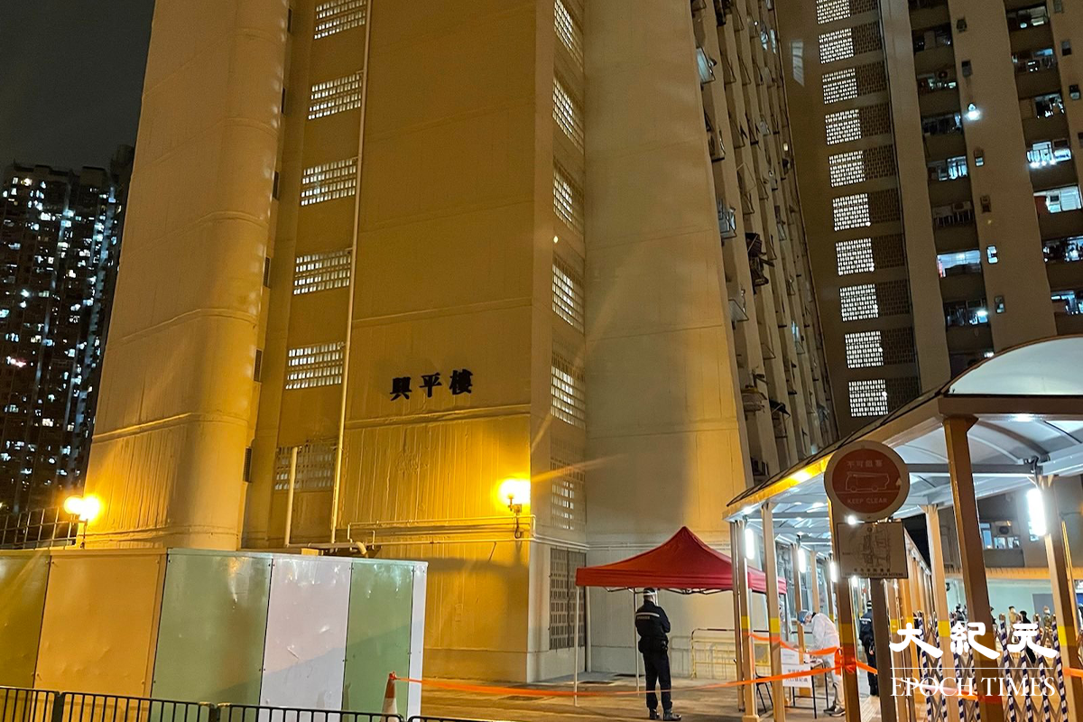 晚上10時，屯門大興邨興平樓。（卓相如／大紀元）