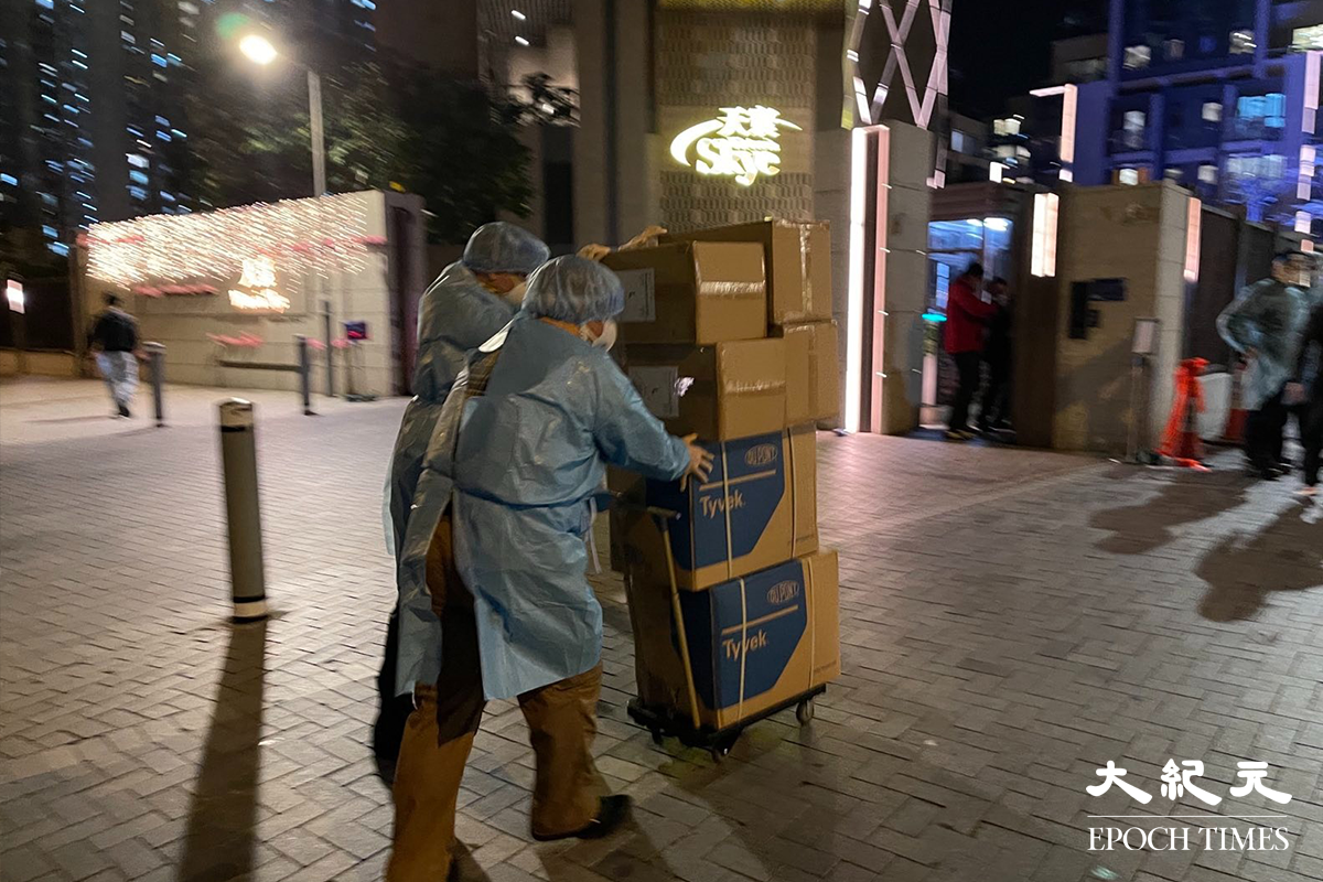 政府今日（4日）宣布自下午6時起，將啟德新區嘉匯第1-3及第5-9座劃為「受限區域」，要求受檢人士在明日凌晨0時前接受強制檢測，目標在明日上午約7時完成行動。（李辰／大紀元）