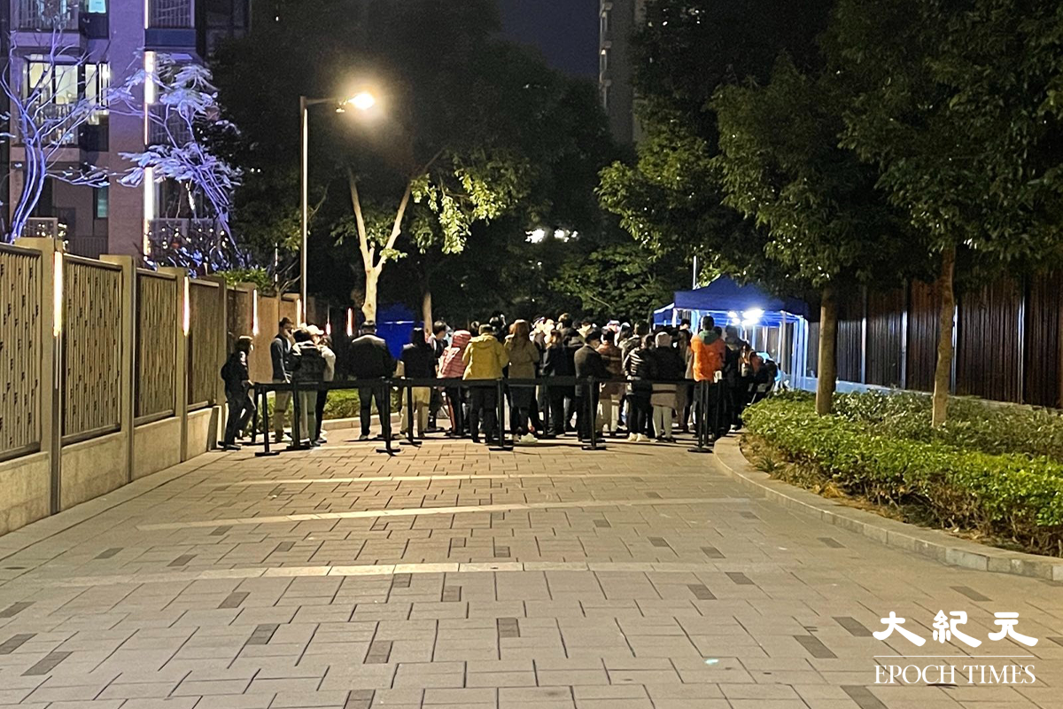 傍晚7時許，陸續有啟德嘉匯居民前往檢測站登記。（李辰／大紀元）