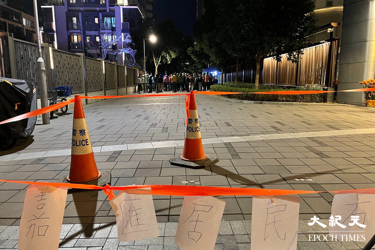 政府於傍晚刊登憲報後，大批工作人員及警方將啟德教會圍封。（李辰／大紀元）