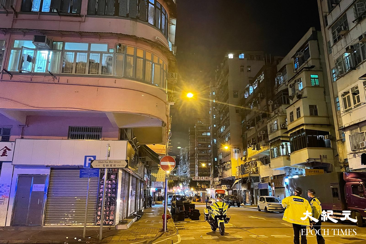 晚上7時許，流動檢測車及運送物資的貨車陸續抵達鴨寮街現場。（卓相如／大紀元）