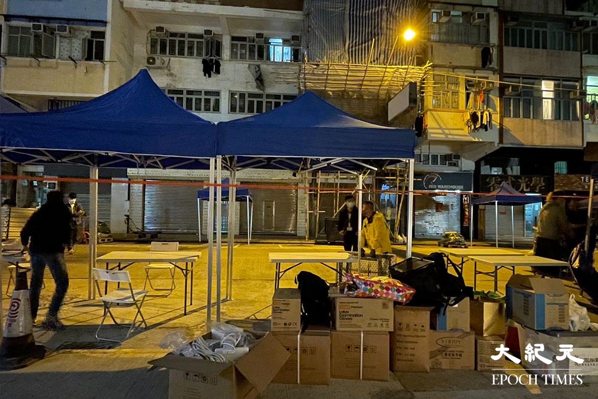 政府晚上7時55分刊登憲報，將大南街多幢樓宇資料為受限區域後，工作人員開始在受限區域內準備。（卓相如／大紀元）