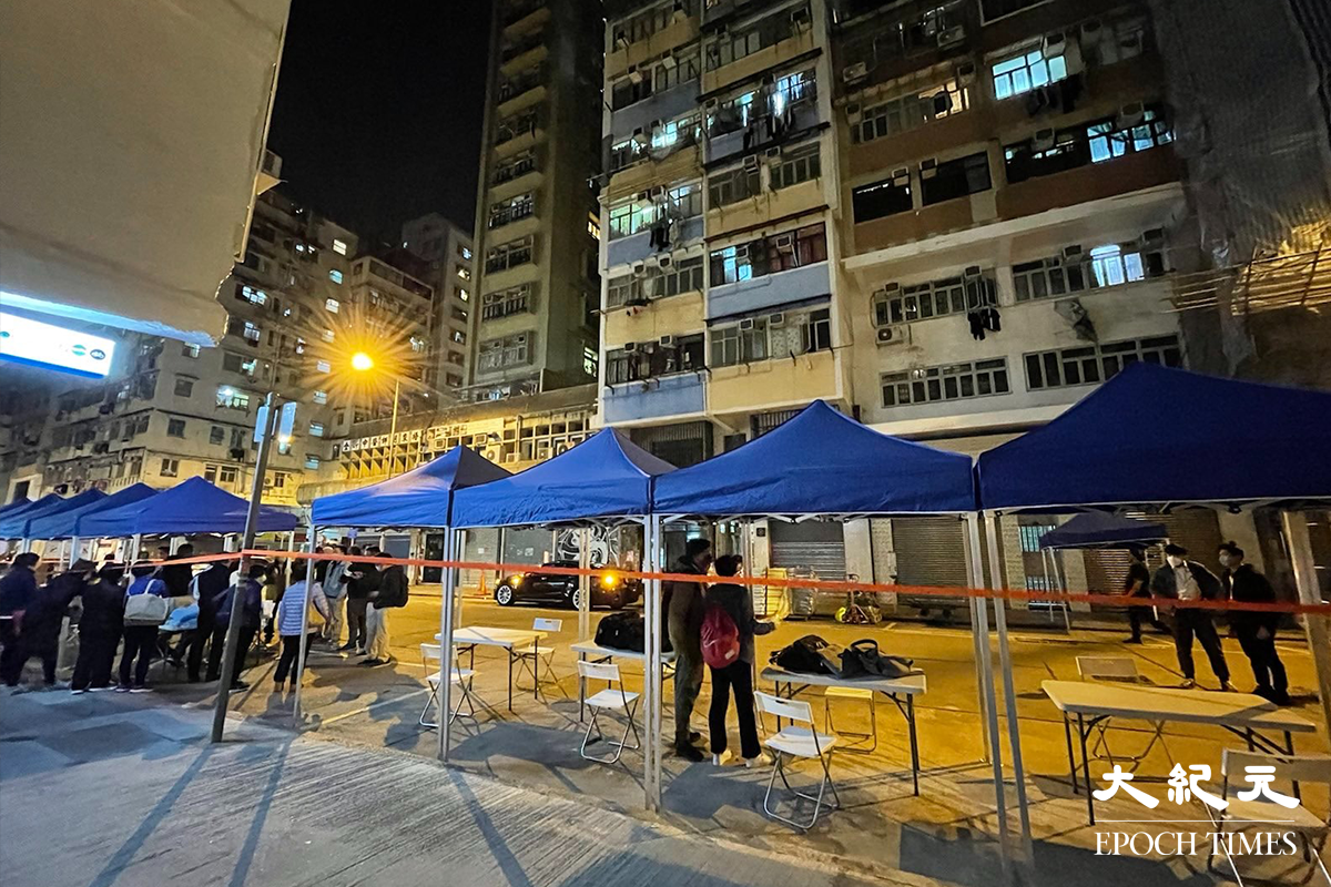 政府晚上7時55分刊登憲報，將大南街多幢樓宇資料為受限區域後，工作人員開始在受限區域內準備。（卓相如／大紀元）