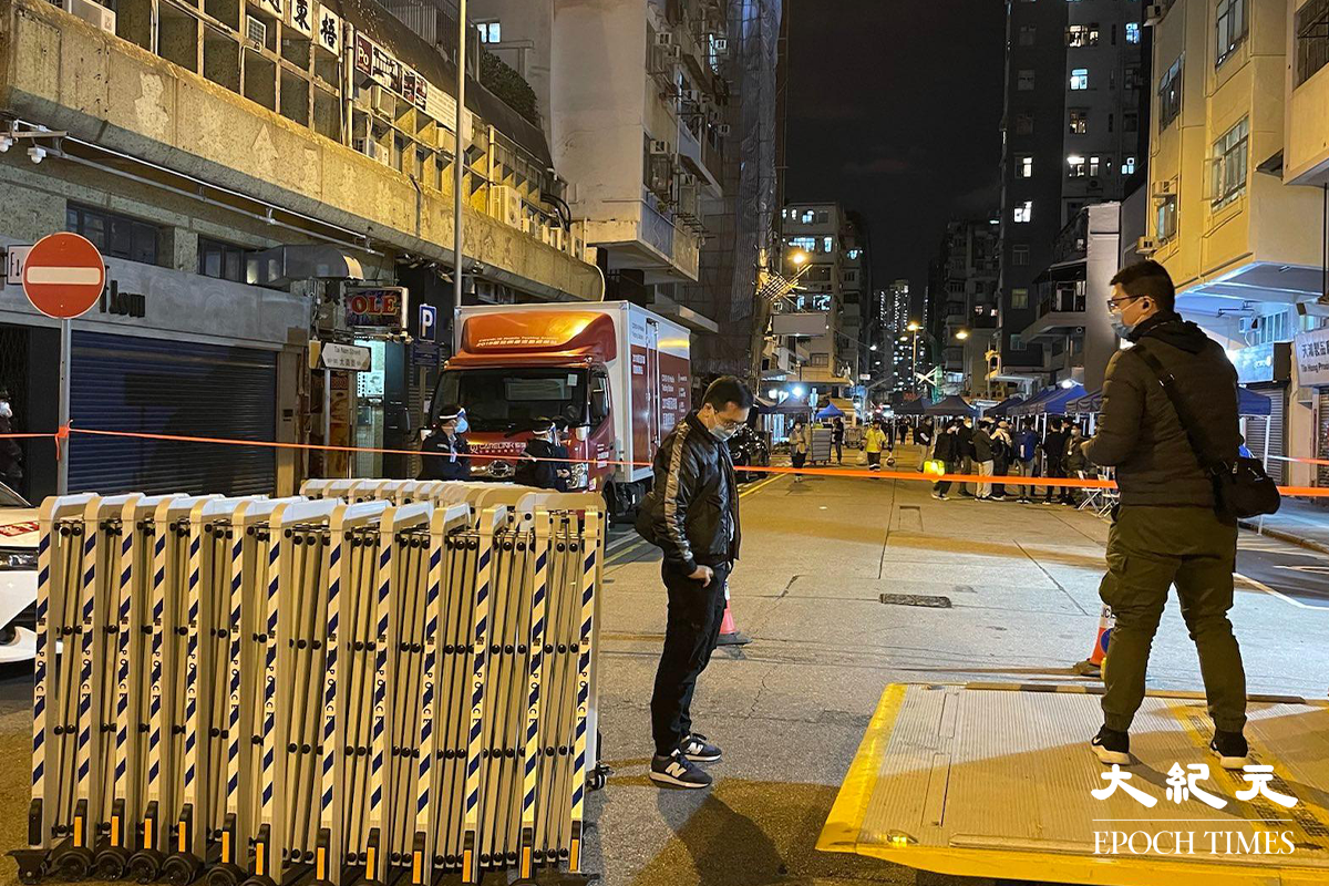 政府晚上7時55分刊登憲報，將大南街多幢樓宇資料為受限區域後，工作人員開始在受限區域內準備。（卓相如／大紀元）