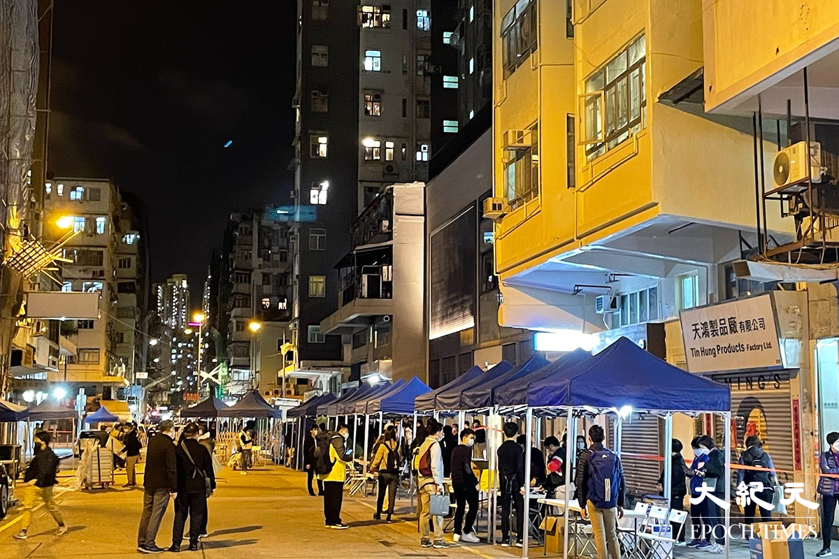 政府晚上7時55分刊登憲報，將大南街多幢樓宇資料為受限區域後，工作人員開始在受限區域內準備。（卓相如／大紀元）